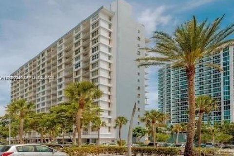 Condo in North Bay Village, Florida, 2 bedrooms  № 2054258 - photo 16