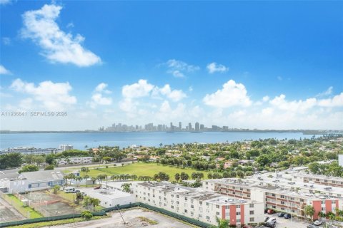 Condo in North Bay Village, Florida, 2 bedrooms  № 2054258 - photo 17