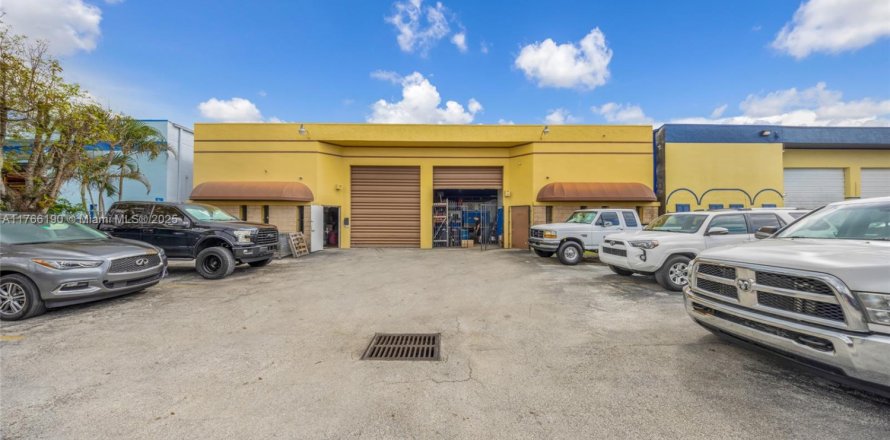 Commercial property in Miami Gardens, Florida № 1862658