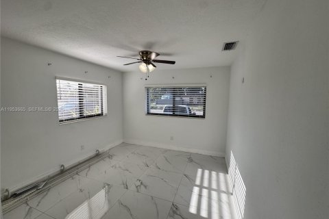 Casa en alquiler en Miami, Florida, 4 dormitorios, 152.82 m2 № 2054937 - foto 19