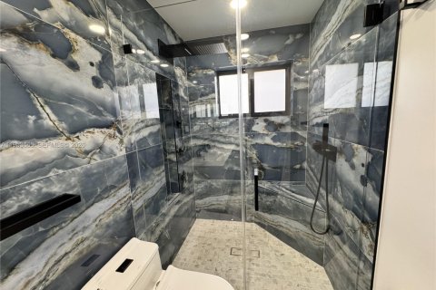 Casa en alquiler en Miami, Florida, 4 dormitorios, 152.82 m2 № 2054937 - foto 22