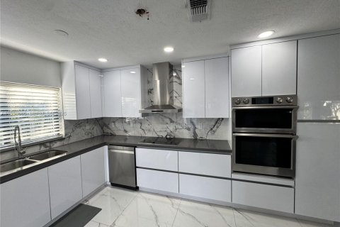 Casa en alquiler en Miami, Florida, 4 dormitorios, 152.82 m2 № 2054937 - foto 9