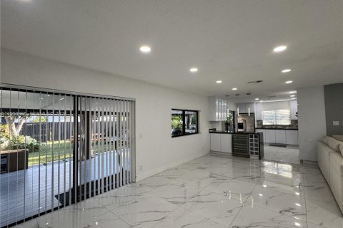 Casa en alquiler en Miami, Florida, 4 dormitorios, 152.82 m2 № 2054937 - foto 5