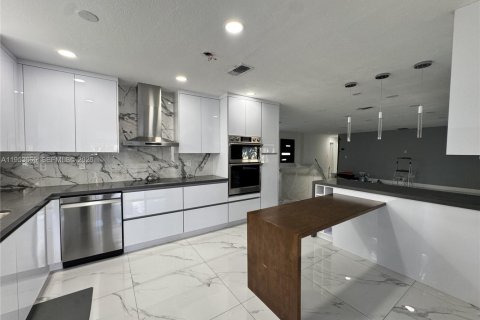 Casa en alquiler en Miami, Florida, 4 dormitorios, 152.82 m2 № 2054937 - foto 12