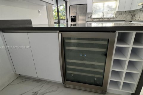 Casa en alquiler en Miami, Florida, 4 dormitorios, 152.82 m2 № 2054937 - foto 7