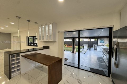 Casa en alquiler en Miami, Florida, 4 dormitorios, 152.82 m2 № 2054937 - foto 11