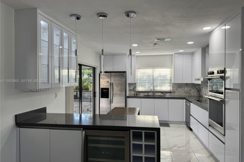 Casa en alquiler en Miami, Florida, 4 dormitorios, 152.82 m2 № 2054937 - foto 6