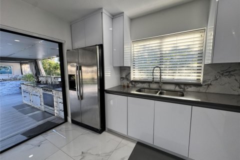 Casa en alquiler en Miami, Florida, 4 dormitorios, 152.82 m2 № 2054937 - foto 10