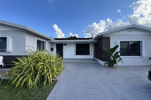 Casa en alquiler en Miami, Florida, 4 dormitorios, 152.82 m2 № 2054937 - foto 2