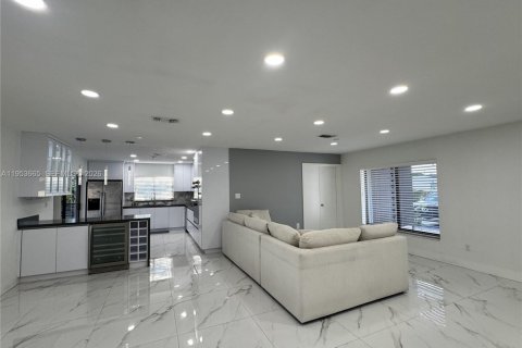 Casa en alquiler en Miami, Florida, 4 dormitorios, 152.82 m2 № 2054937 - foto 4