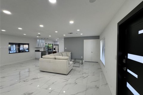 Casa en alquiler en Miami, Florida, 4 dormitorios, 152.82 m2 № 2054937 - foto 3