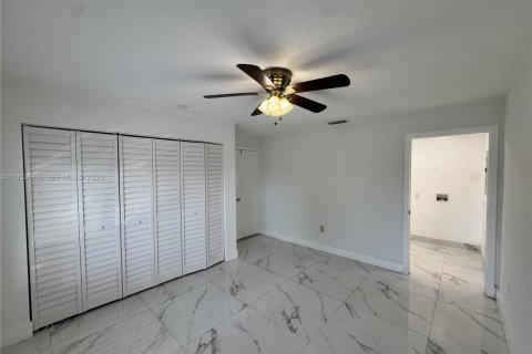 Casa en alquiler en Miami, Florida, 4 dormitorios, 152.82 m2 № 2054937 - foto 18