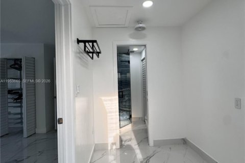 Casa en alquiler en Miami, Florida, 4 dormitorios, 152.82 m2 № 2054937 - foto 14