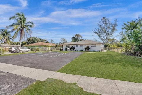 Commercial property in Boynton Beach, Florida 232.53 sq.m. № 1920090 - photo 19