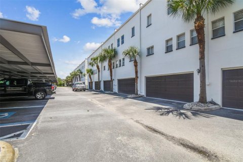 Condo in Tampa, Florida, 2 bedrooms № 2393907 - photo 30