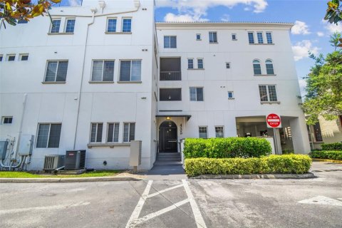 Condo in Tampa, Florida, 2 bedrooms № 2393907 - photo 29
