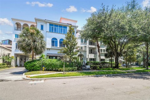 Condo in Tampa, Florida, 2 bedrooms № 2393907 - photo 2