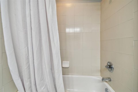Condo in Tampa, Florida, 2 bedrooms № 2393907 - photo 23