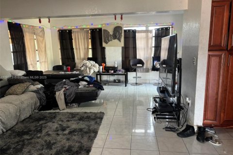 House in Miramar, Florida 3 bedrooms, 117.24 sq.m. № 1683450 - photo 4