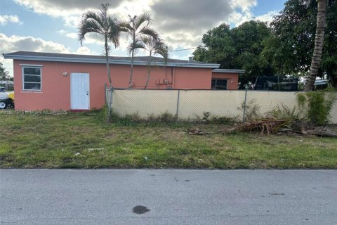 House in Miramar, Florida 3 bedrooms, 117.24 sq.m. № 1683450 - photo 2