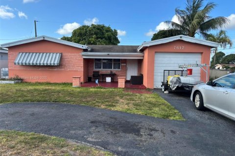 House in Miramar, Florida 3 bedrooms, 117.24 sq.m. № 1683450 - photo 1