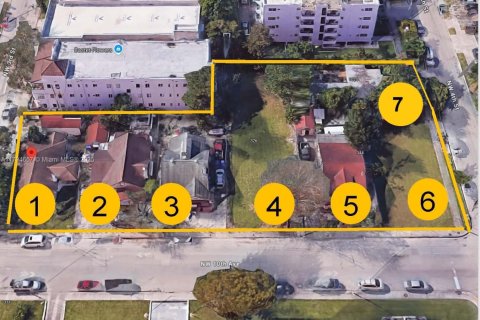 Terreno en venta en Miami, Florida № 1937229 - foto 1