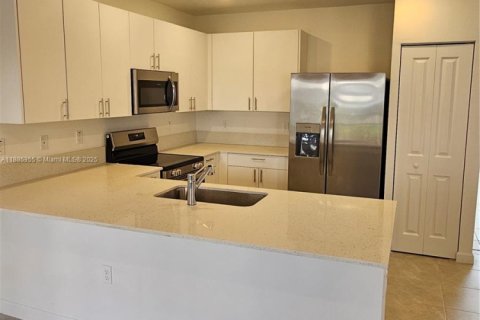 Touwnhouse à louer à Pembroke Park, Floride: 3 chambres, 118.54 m2 № 1931515 - photo 5
