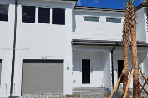 Touwnhouse à louer à Pembroke Park, Floride: 3 chambres, 118.54 m2 № 1931515 - photo 1