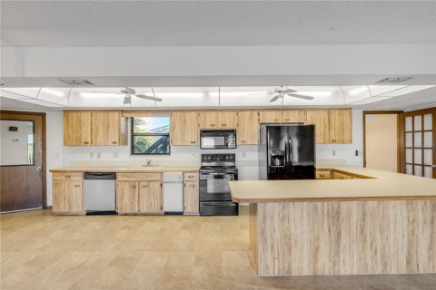 House in New Smyrna Beach, Florida 5 bedrooms, 394.83 sq.m. № 2099571 - photo 8