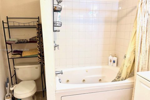 Villa ou maison à vendre à Dania Beach, Floride: 3 chambres, 104.79 m2 № 2027176 - photo 11