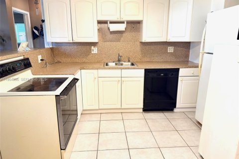 Villa ou maison à vendre à Dania Beach, Floride: 3 chambres, 104.79 m2 № 2027176 - photo 22