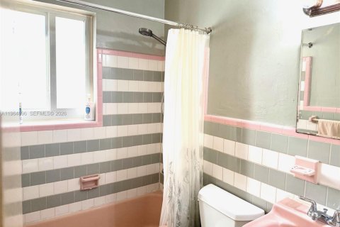 Villa ou maison à vendre à Dania Beach, Floride: 3 chambres, 104.79 m2 № 2027176 - photo 2