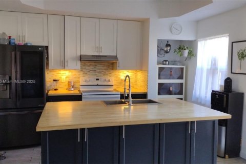 Townhouse in Dania Beach, Florida 2 bedrooms, 128.11 sq.m. № 1480886 - photo 2