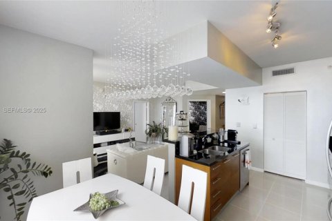 Condo in Miami, Florida, 2 bedrooms  № 1983493 - photo 14