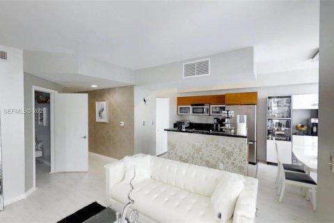 Condo in Miami, Florida, 2 bedrooms  № 1983493 - photo 6