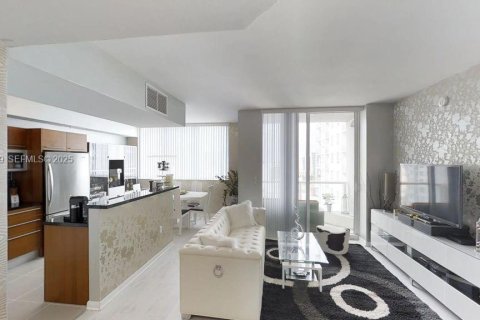 Condo in Miami, Florida, 2 bedrooms  № 1983493 - photo 10
