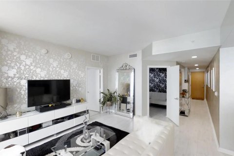 Condo in Miami, Florida, 2 bedrooms  № 1983493 - photo 4