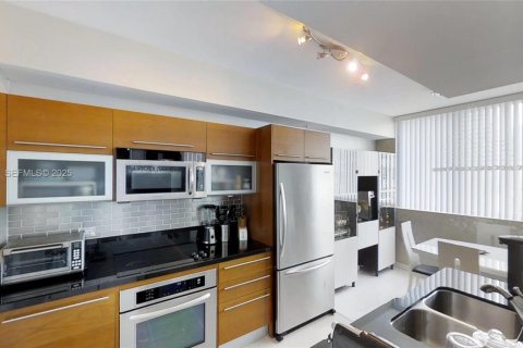 Condo in Miami, Florida, 2 bedrooms  № 1983493 - photo 13