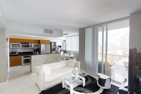 Condo in Miami, Florida, 2 bedrooms  № 1983493 - photo 7