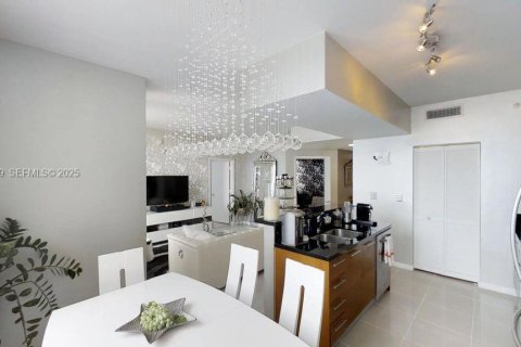Condo in Miami, Florida, 2 bedrooms  № 1983493 - photo 11