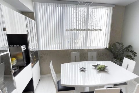 Condo in Miami, Florida, 2 bedrooms  № 1983493 - photo 15