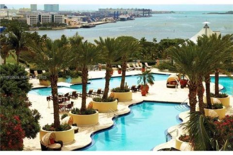 Condo in Miami, Florida, 2 bedrooms  № 1983493 - photo 27