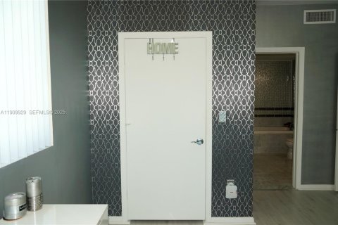 Condo in Miami, Florida, 2 bedrooms  № 1983493 - photo 16
