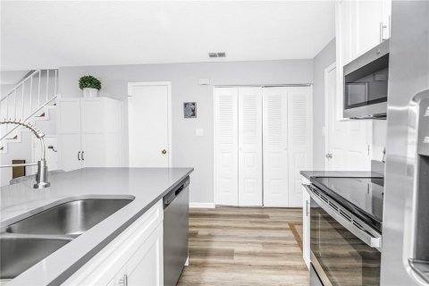 Townhouse in Tampa, Florida 2 bedrooms, 95.13 sq.m. № 2380982 - photo 11