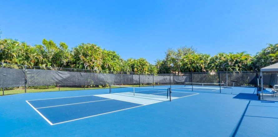 House in Boynton Beach, Florida 3 bedrooms, 166.11 sq.m. № 1054975