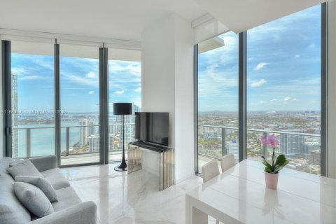 Condo in Miami, Florida, 3 bedrooms  № 1929285 - photo 1