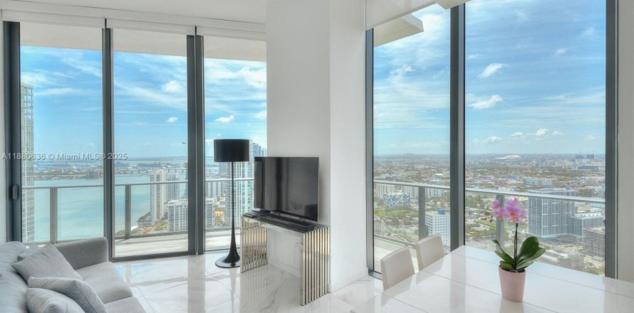 Condo in Miami, Florida, 3 bedrooms  № 1929285
