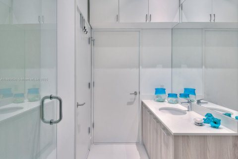 Condo in Miami, Florida, 3 bedrooms  № 1929285 - photo 29