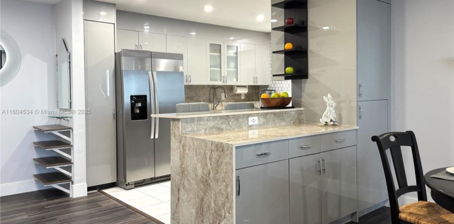 Condominio en Hollywood, Florida, 2 dormitorios  № 1709076