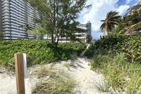 Copropriété à vendre à Hallandale Beach, Floride: 1 chambre, 81.57 m2 № 1939477 - photo 21